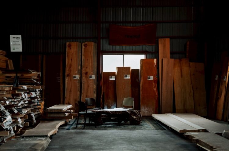 一枚板素材ショールーム「rewood warehouse 無人ショールーム」オープン